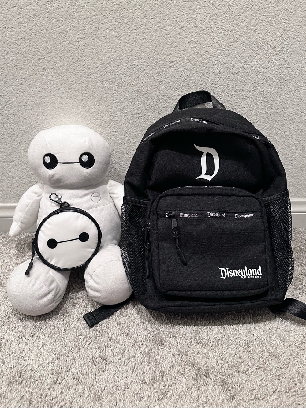 Disneyland small backpack + baymax bag charm + baymax plushie
